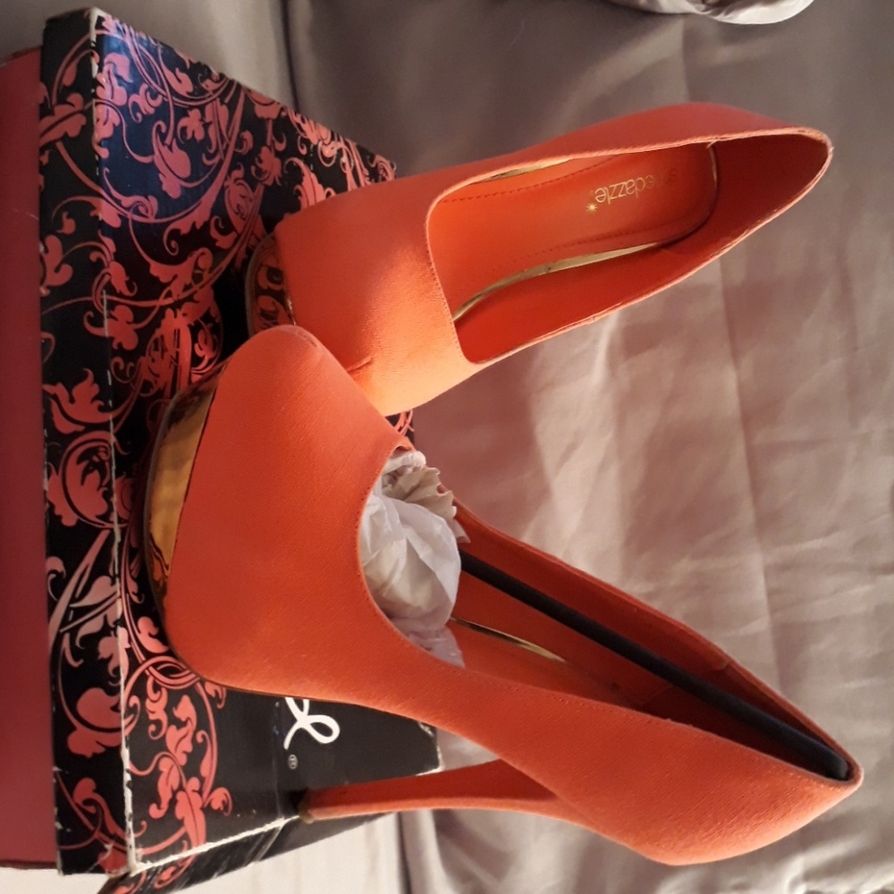 High heel pumps